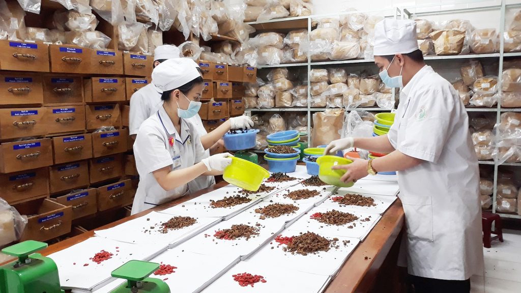 Các yếu tố ảnh hưởng đến học phí ngành Y học cổ truyền